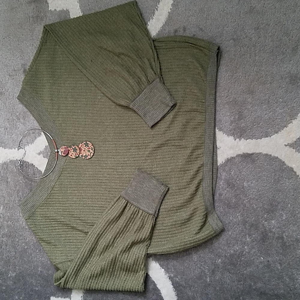 Ladies wide v- neck puffy sleeve crop sweater. Size M/L